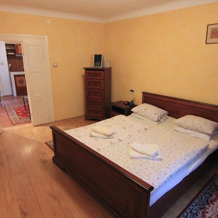Cool 1 Bedroom Prokopska Apartment In Mala Strana Прага Екстериор снимка