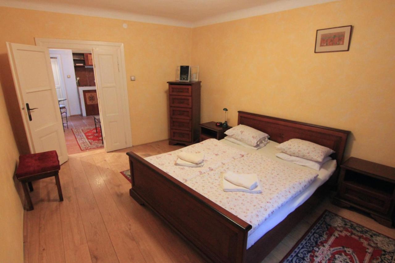 Cool 1 Bedroom Prokopska Apartment In Mala Strana Прага Екстериор снимка