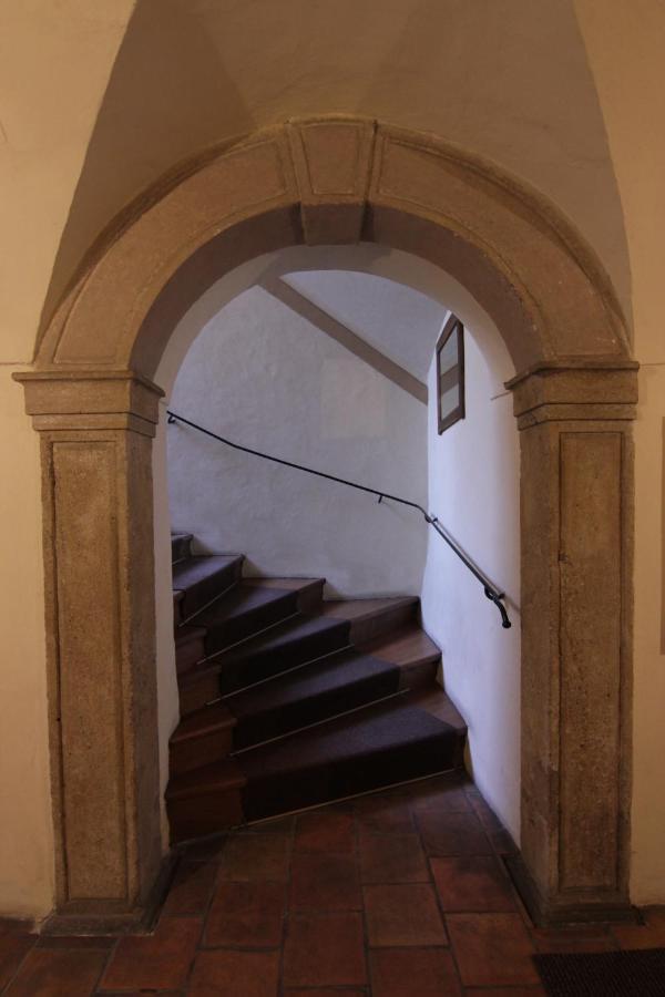 Cool 1 Bedroom Prokopska Apartment In Mala Strana Прага Екстериор снимка