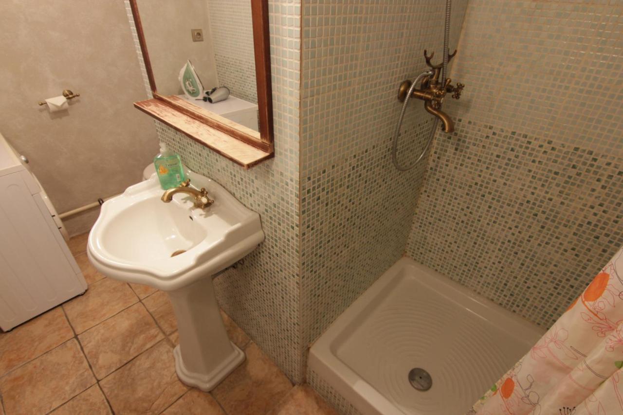 Cool 1 Bedroom Prokopska Apartment In Mala Strana Прага Екстериор снимка