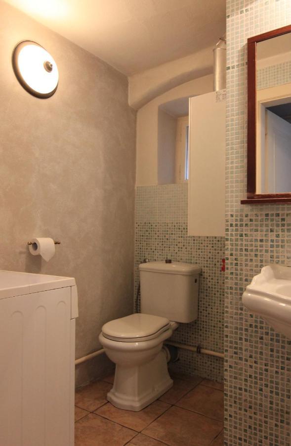 Cool 1 Bedroom Prokopska Apartment In Mala Strana Прага Екстериор снимка
