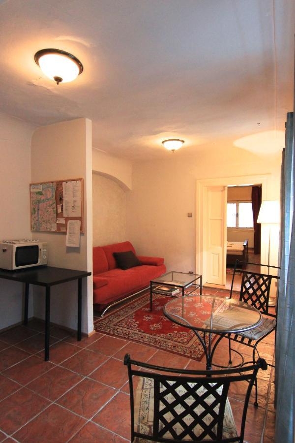Cool 1 Bedroom Prokopska Apartment In Mala Strana Прага Екстериор снимка