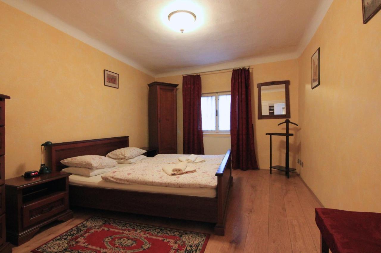 Cool 1 Bedroom Prokopska Apartment In Mala Strana Прага Екстериор снимка